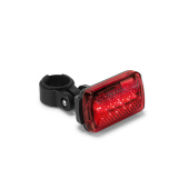Achterlicht voor een fiets. Kan geplaatst worden aan de bagagedrager of eventueel aan de jas. Met 5 LEDs en 7 lichtstanden Achterlicht voor een fiets. Kan geplaatst worden aan de bagagedrager of eventueel aan de jas. Met 5 LEDs en 7 lichtstanden
