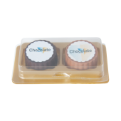 Logobonbon van puur/melk chocolade met hazelnoot praline, rechthoekig of rond, met wit plaatje opdruk tot in full colour, per 2 stuks verpakt Logobonbon van puur/melk chocolade met hazelnoot praline, rechthoekig of rond, met wit plaatje opdruk tot in full colour, per 2 stuks verpakt